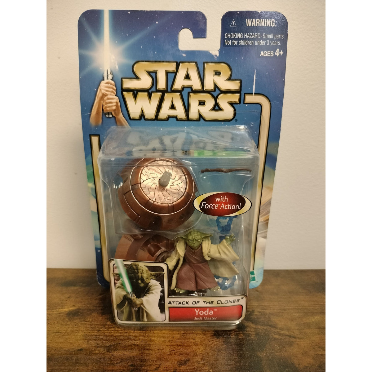 Actual item photographed: 2002 Hasbro Star Wars Saga Yoda Jedi Master 02/23 with Force Action platform, front view