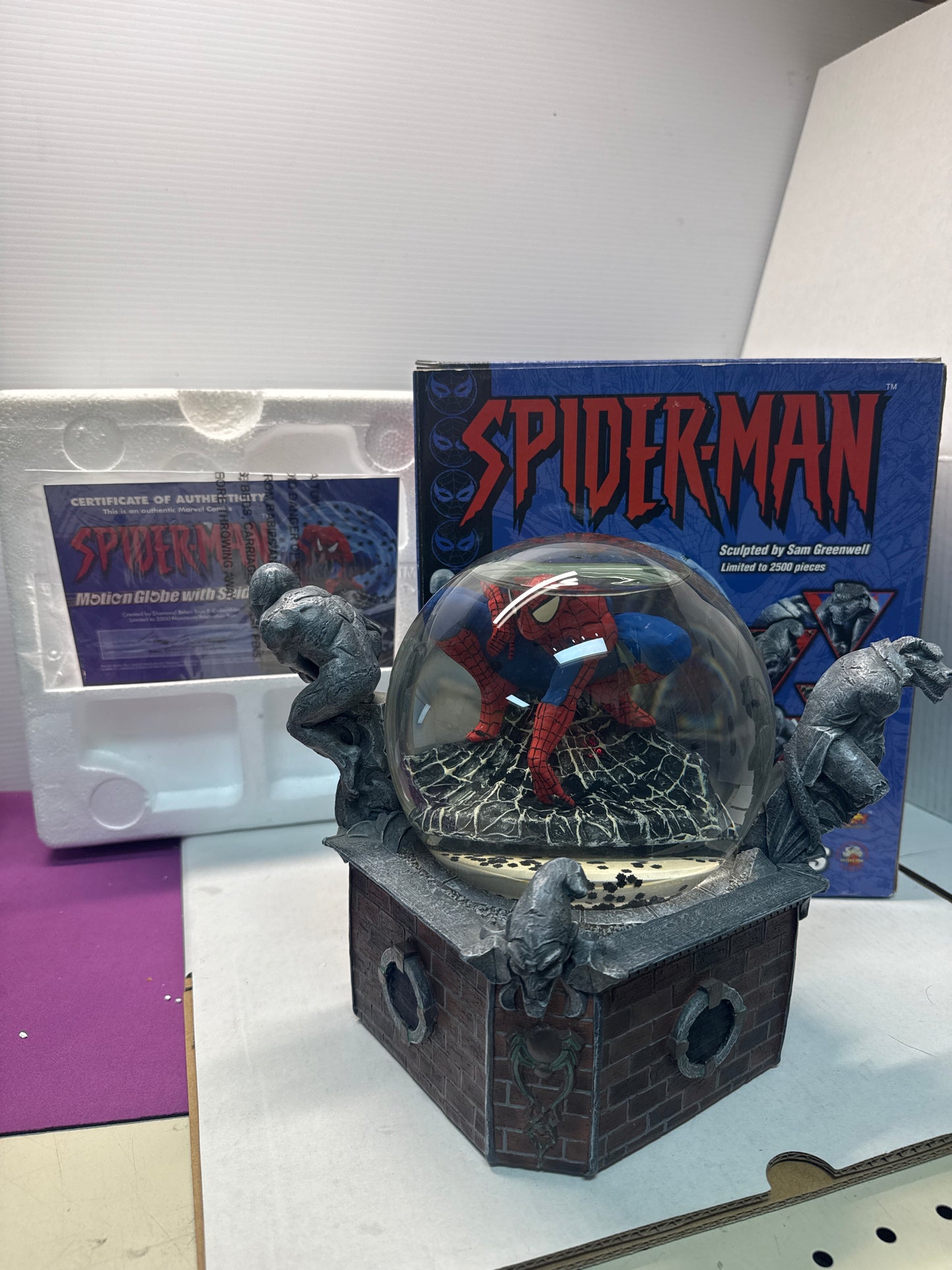 SPIDER-MAN- Motion Globe Diamond Select 2002 Limited To 2500