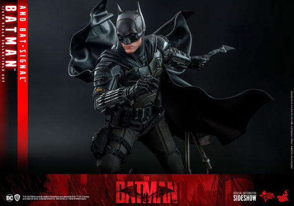 Batman and Bat-Signal Collectible Sixth Scale Set MMS641