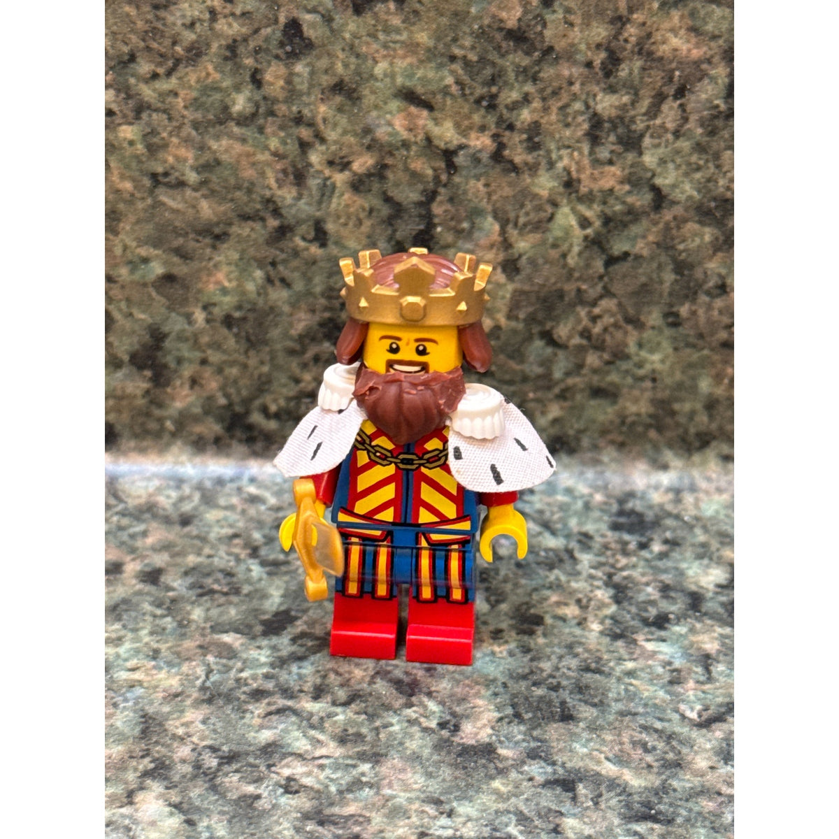 LEGO Classic King Series 13 minifigure with crown, cape, beard and gold-colored sword