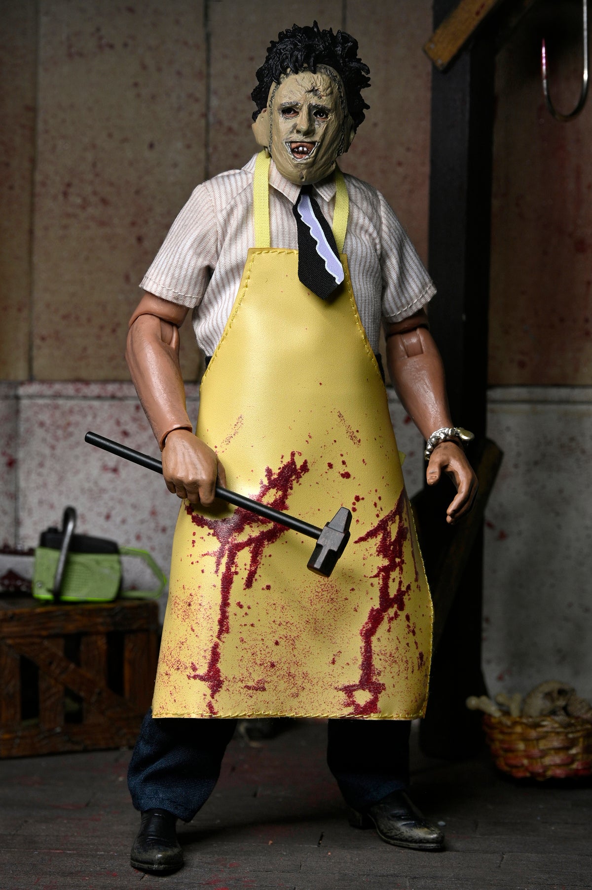 TEXAS CHAINSAW MASSACRE - 8 INCH CLOTHED ACTION FIGURE - LEATHERFACE IN WINDOW BOX