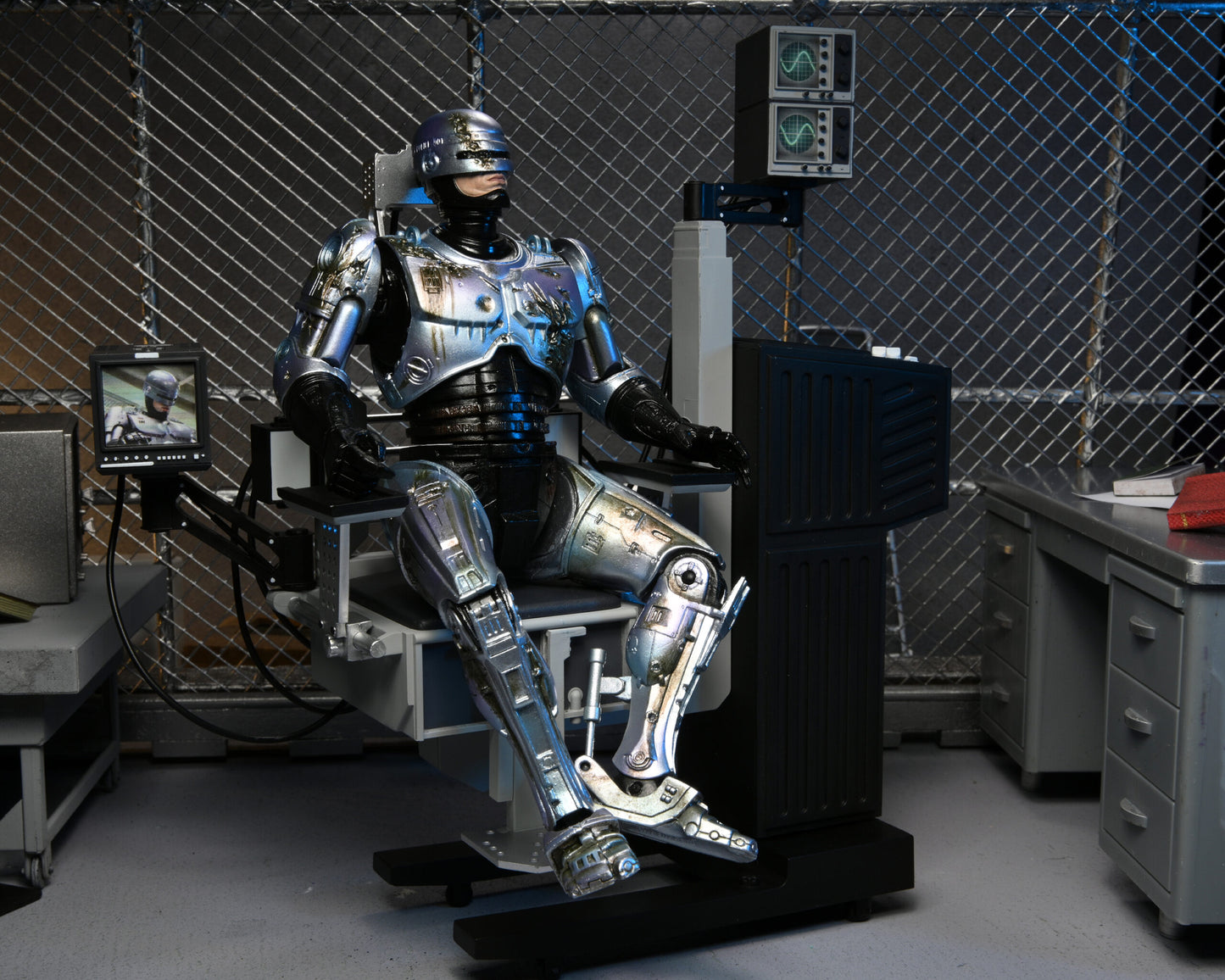 RoboCop 7″ Scale Action Figure Ultimate Battle-Damaged RoboCop with Chair