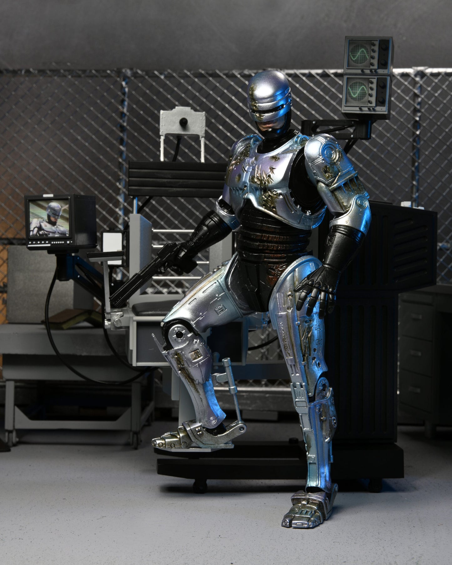 RoboCop 7″ Scale Action Figure Ultimate Battle-Damaged RoboCop with Chair