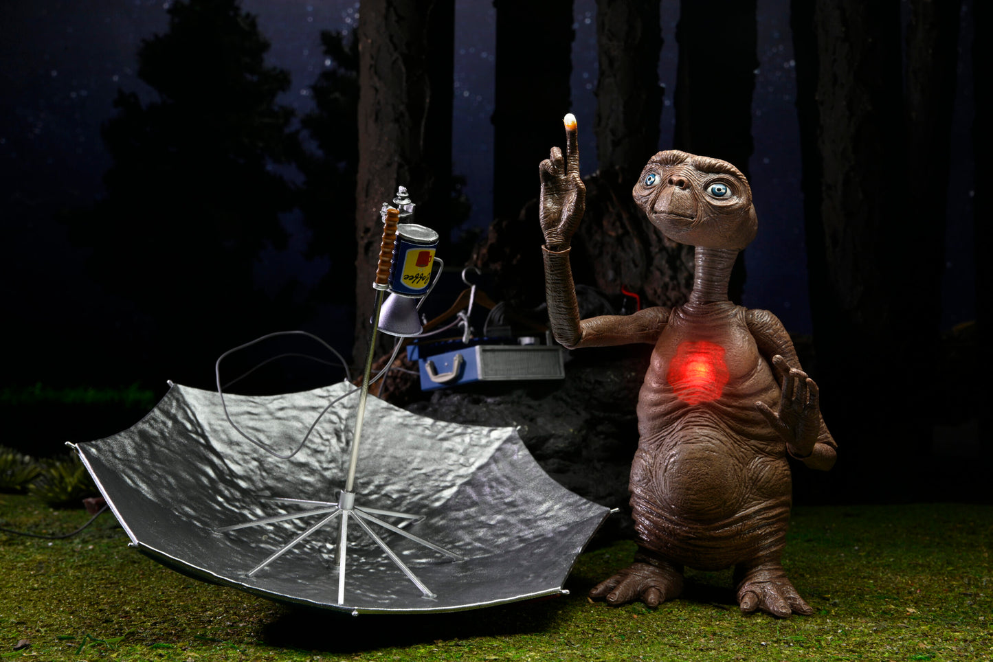 E.T. 40th Anniversary 7″ Scale Action Figure Deluxe Ultimate E.T. with LED Chest