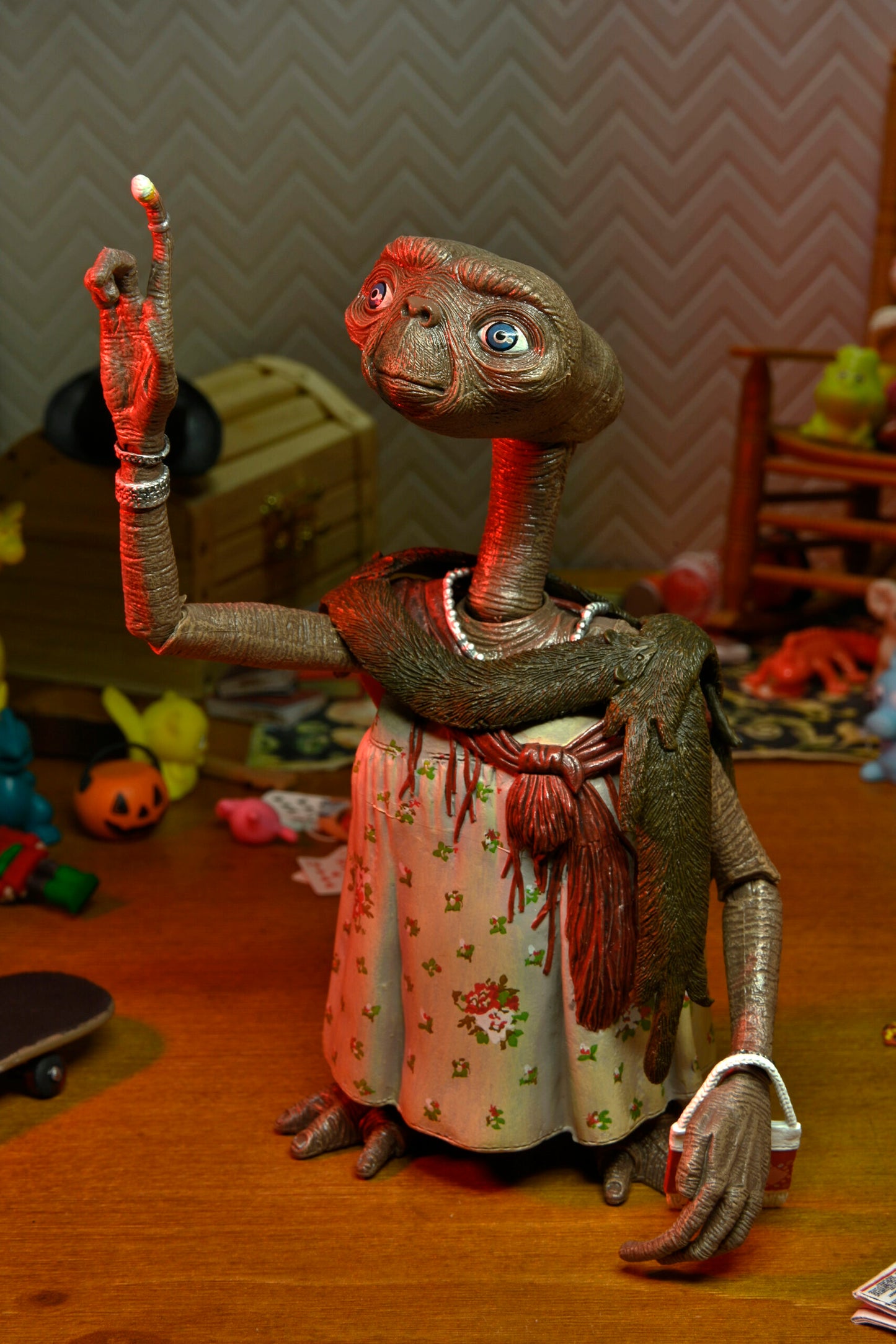 E.T. The Extra-Terrestrial 40th Anniversary 7″ Scale Action Figure Ultimate Dress Up E.T.