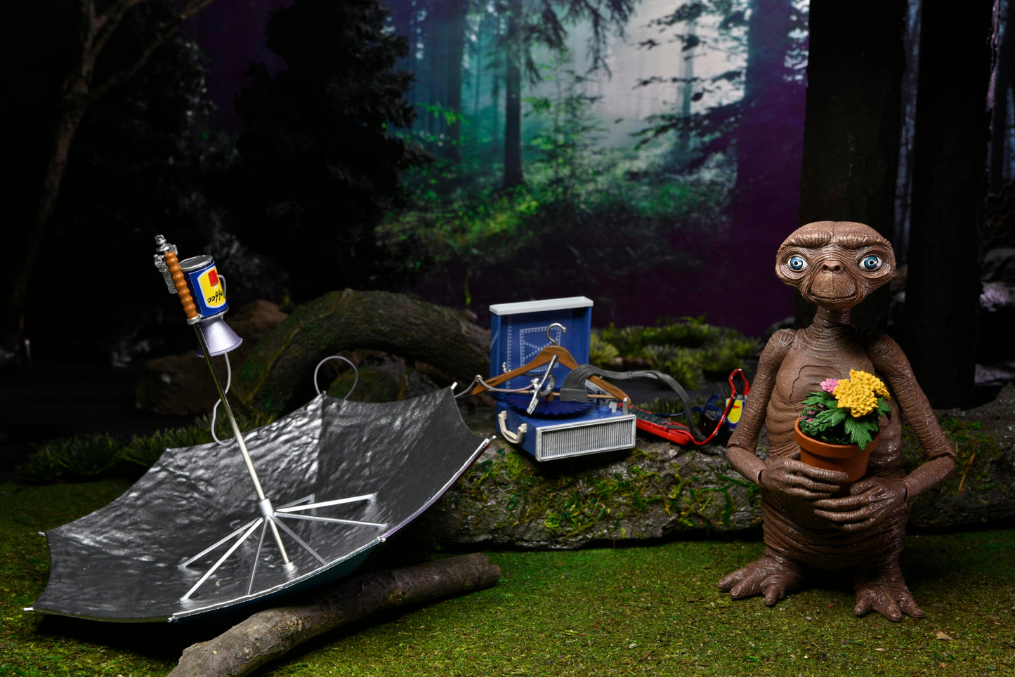 E.T. 40th Anniversary 7″ Scale Action Figure Deluxe Ultimate E.T. with LED Chest