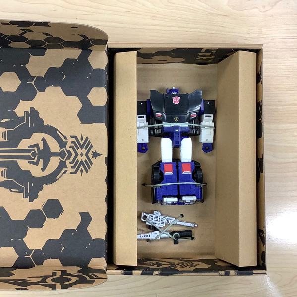 Transformers Generations Selects War for Cybertron Deluxe Deep Cover